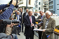 Les trois prix Nobel Jules Hoffmann (physiologie ou médecine), Jean-Pierre Sauvage (chimie) et Jean-Marie-Lehn (chimie) signent le ruban d'inauguration de l'Insectarium.